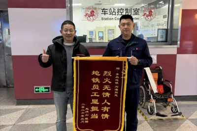 深夜，青岛一小区室外平台起火危及熟睡邻居……地铁小伙挺身而出！