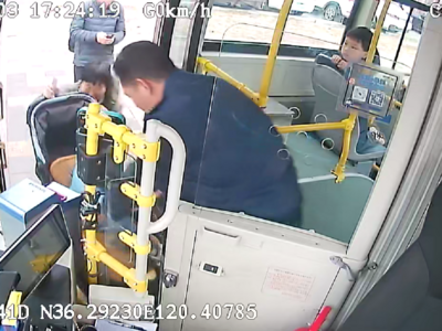 老人带娃出行不便，城阳巴士驾驶员及时“搭把手”