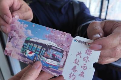 把春天带回家！青岛巴士383路向赏花市民发放“种子卡”