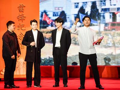 向雷锋致敬 为时代放歌
