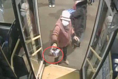 青岛公交车厢暖心一幕：老人下车后，悄悄丢下一包糖……