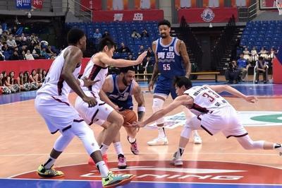 青岛男篮加时不敌浙江无缘连胜