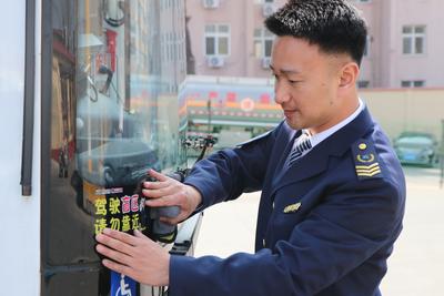 盲区警示“贴”心守护！李沧巴士筑牢出行安全防线