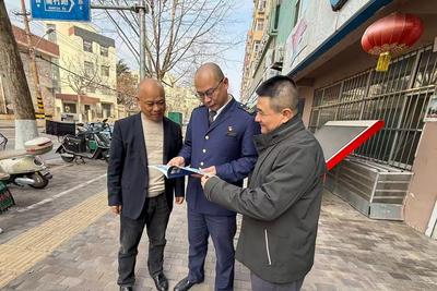 青岛巴士志愿者走进社区，与居民共筑财产安全“防护网”