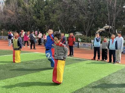 身上有汗、眼里有光、脸上有笑，青岛八大峡小学阳光心理大课间“有趣有料”