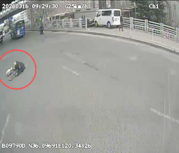 车流中有人摔倒，青岛巴士驾驶员果断出手相助