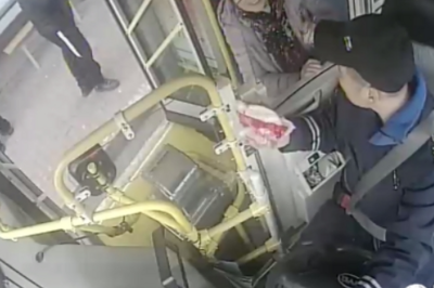 青岛巴士驾驶员被老人“投喂”俩热包子，咋回事？