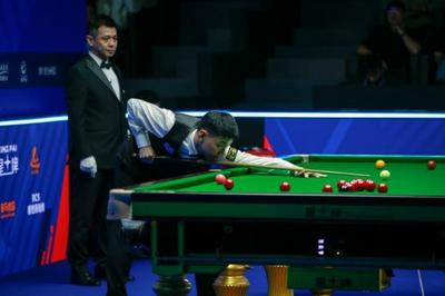 赵心童打出两次单杆破百，晋级斯诺克世界公开赛32强