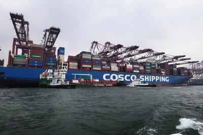 青岛引航站护航“绿色航运”！山东首单20KTEU级集装箱船甲醇“船对船”成功加注