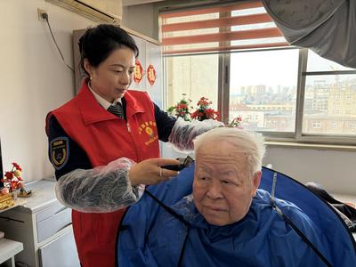 為老人送上春日祝福 溫馨校車公司開展“愛心義剪”主題志愿活動