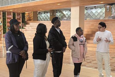 非遗圈粉南非友人！青岛非遗体验中心迎来海外青年企业家