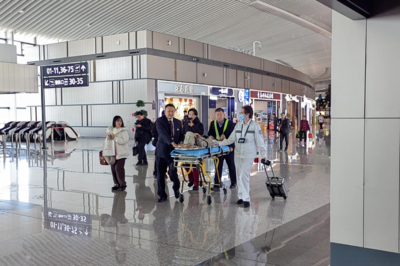 七旬旅客在青岛机场突然倒地，山航极速救援跑赢“生死时速”