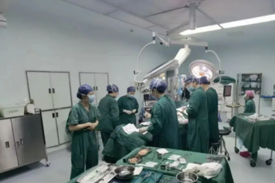 肚子上的肉肉立大功！45岁女子患乳腺癌，医生从腹部“借回”一对新乳房