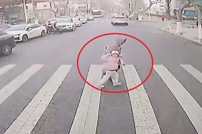 斑马线前敬礼互动！青岛巴士驾驶员与市民共绘文明风景线