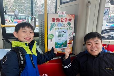 从“暖宝宝换手套”到“流动绿色车厢”，青岛萌娃与公交叔叔上演温暖接力……