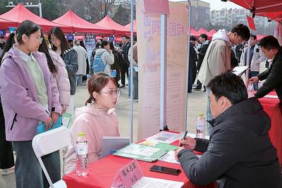 驻青高校密集启动校园招聘会，精准“架桥”，不错过就业关键窗口期