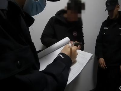 母子俩因口角正在楼顶拉扯，青岛民警温情化解危机