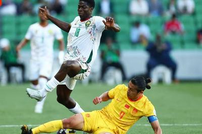 开场后短时间内连丢两球，中国男足0:2不敌喀麦隆队