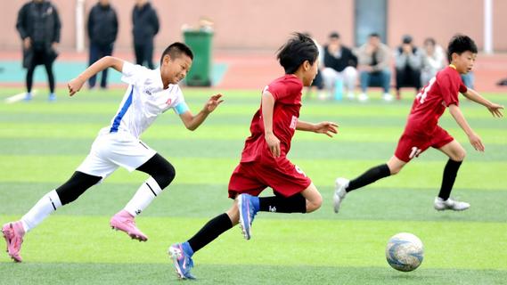 青岛市“市长杯”校园足球联赛激战正酣，小学男甲、女甲冠军组金牌产生
