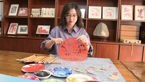 青岛非遗产业化：指尖老手艺焕发国潮新活力