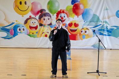 接连两场，欢乐加倍！崂山举办贺新春喜剧演出