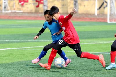 莫让春日运动场变 “伤场”！足球小将遭遇“草皮趾”，骨科专家紧急提醒→