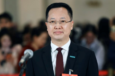 全国人大代表贾少谦走上代表通道：越来越多全球首发，让中国制造走向新高度