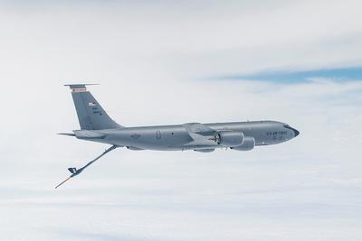 美国一架KC-135空中加油机在伊拉克西部坠毁