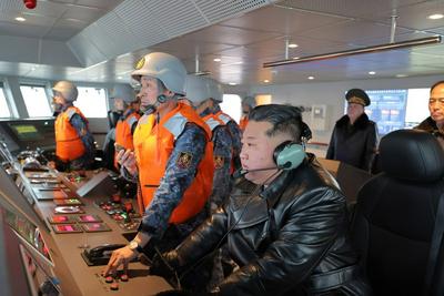 金正恩视察“崔贤”号驱逐舰，对海军核武装化推进表示满意