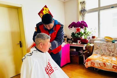 “剃龙头”暖空巢，“祥龙车厢”载福行！二月二，青岛这群人在忙碌