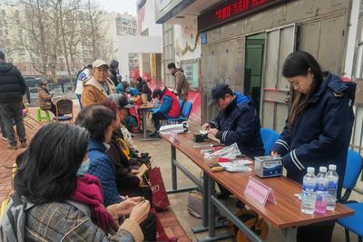 青岛巴士志愿者走进社区，将暖心服务送到居民家门口