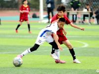 青岛市“市长杯”校园足球联赛激战正酣，小学男甲、女甲冠军组金牌产生