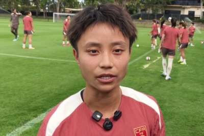 中国女足队员张琳艳：希望自己和球队一起往决赛闯