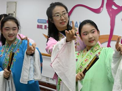 迎“世界戏剧日”传承国粹文化