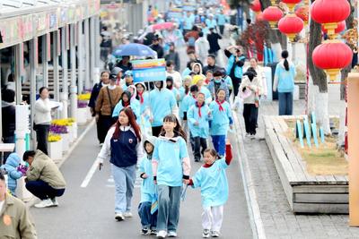 青岛市举行2026年世界孤独症关注日主题健步行活动