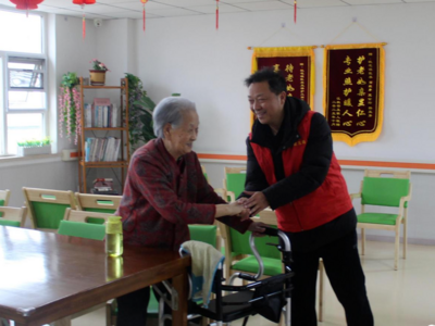 春“锋”送暖，薪火相传！青岛地铁建设者传承爱老敬老美德