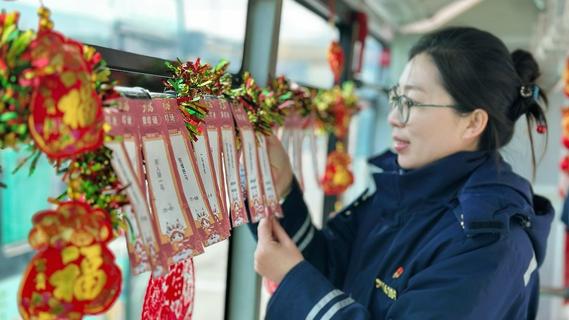 喜迎佳节！青岛街头驶出多路“元宵节”主题车厢