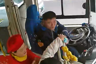 青岛巴士驾驶员被“投喂”饼干、湿巾，揭开一段暖心的真情服务故事……