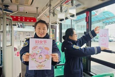 十米车厢致敬“她”力量！青岛多条公交线路这样宠爱“半边天”