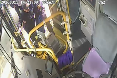 暖心搀扶护老人出行！青岛巴士驾驶员又做好事了