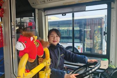 车轮上的23年：青岛巴士这位女驾驶员用温柔与坚韧“诚载美好”