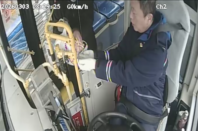 青岛公交车上演暖心“连续剧”：乘客连续三次塞给驾驶员花生