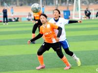 青岛市“市长杯”校园足球联赛激战正酣，小学男甲、女甲冠军组金牌产生