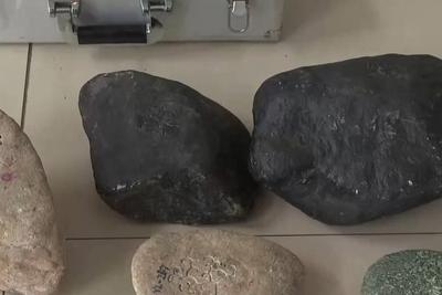 女子轻信 “免费鉴定”被骗40万，警方揭秘直播间赌石骗局