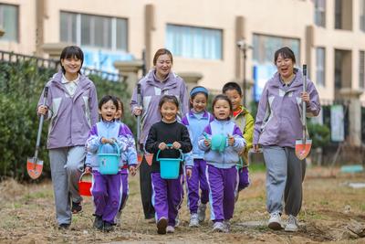 校园植树添新绿，共绘成长画卷