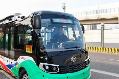 今年青岛首条微循环公交开通“满月”，通勤效率与客运量“双提升”