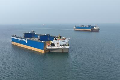 穿针引线显绝技！青岛引航站两度极限浮装护航世界最大级别浮船坞分段出海