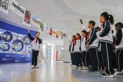 青岛西海岸新区“与时代同行”摄影艺术巡展启幕