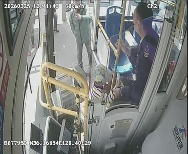 从“耐心等候”到“爱心接力”！青岛巴士十米车厢频现温情一幕