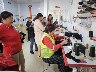 城陽街道鳳凰山社區：每周免費縫紉服務，便利居民生活